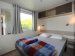Een slaapkamer met een tweepersoonsbed in de Cottage de Bretagne